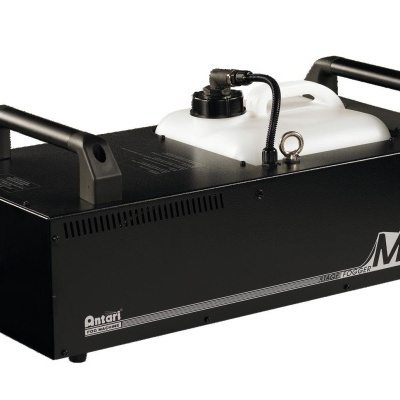 Máquina de fumo preta Antari M-8 com compartimento branco para líquido e pegas na parte superior