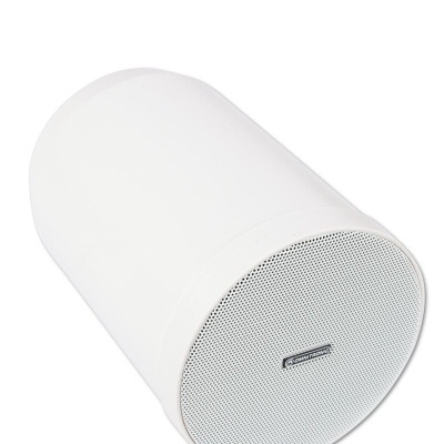 Coluna de som portátil branca cylindrical com grelha perfurada e etiqueta SOUNDTECH