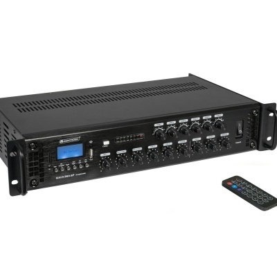 Amplificador de som preto com ecrã digital azul e comando remoto