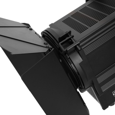 Refletor LED preto com abas ajustáveis e ventilação lateral