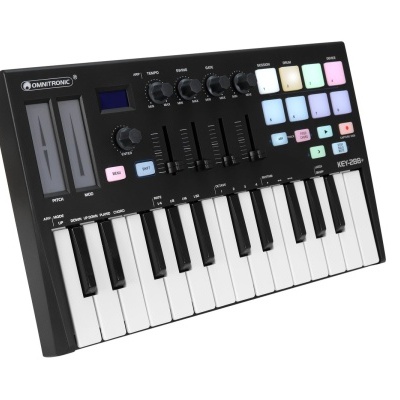 Teclado MIDI preto com teclas, botões rotativos, faders e pads coloridos