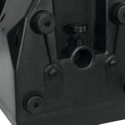 Parte inferior de equipamento preto com parafusos e textura lisa