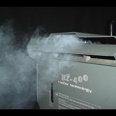 Máquina cinza-escura emitindo vapor com texto HZ-400 e hAzer technology