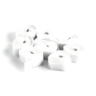 Nove rolos de papel branco sobre superfície branca.