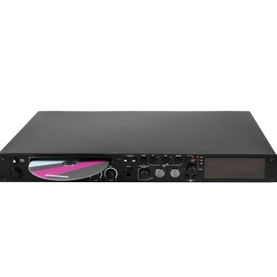 Leitor de CD preto com bandeja aberta e visor digital