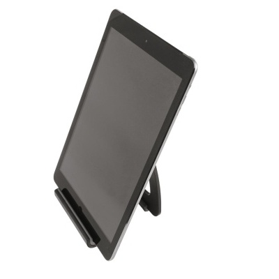 Tablet preto apoiado num suporte a fundo branco