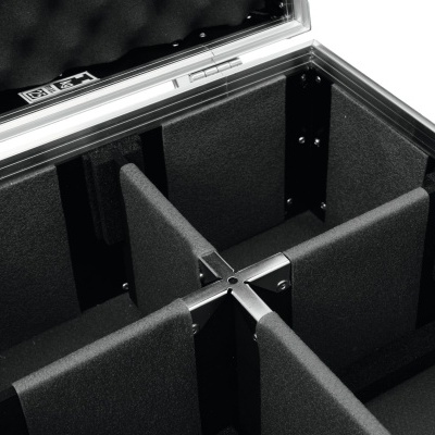 Mala rígida preta com divisórias internas acolchoadas e espuma na tampa