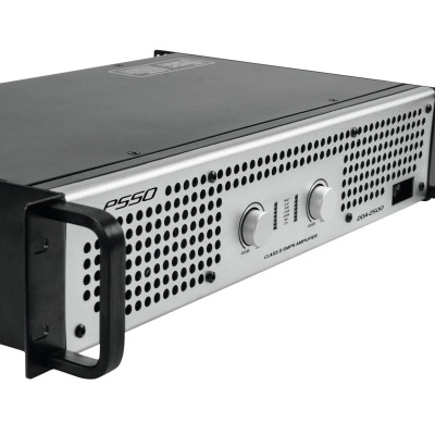 Amplificador de som metálico com painel perfurado prateado e manípulos rotativos