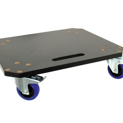 Carrinho plataforma preto com rodas azuis e base metálica prateada