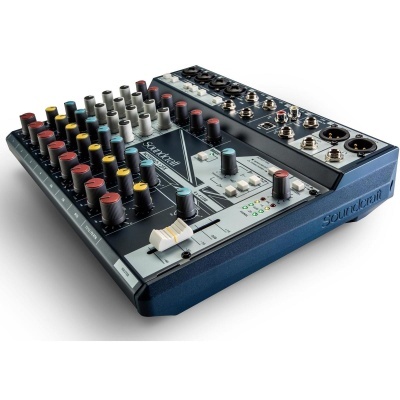 Mesa de mistura áudio Soundcraft Spirit LX7 com vários botões coloridos e entradas XLR