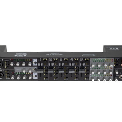 Mesa de mistura de som profissional preta com botões e sliders