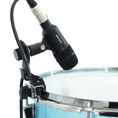 Microfone preto montado no tambor azul claro com pele branca