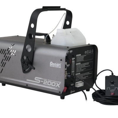 Máquina de efeitos de fumo Antari S-200X com controlador remoto em fundo branco