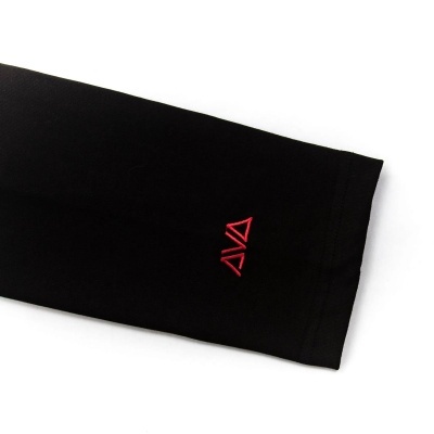 Manga preta com logotipo vermelho bordado