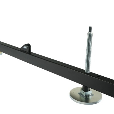 Suporte metálico preto com bases ajustáveis em fundo branco