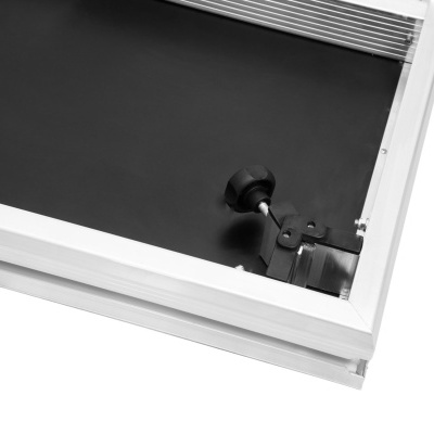 Rede mosquiteira com estrutura branca e tecido preto com ventosa preta no canto