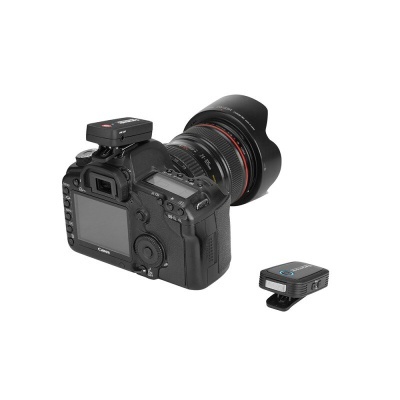 Câmara Canon com lente e controlador remoto preto