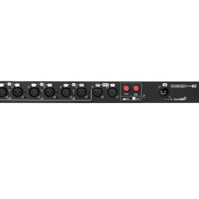 Equipamento de áudio preto com 8 entradas XLR e botões vermelhos