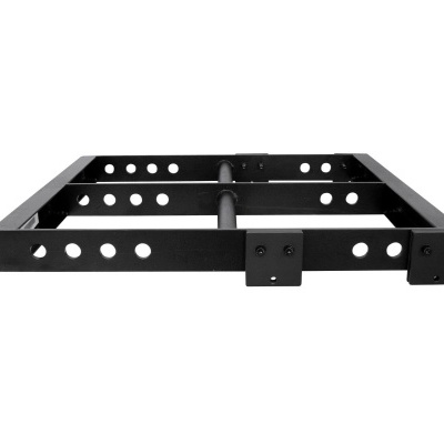 Estrutura metálica preta retangular com orifícios circulares