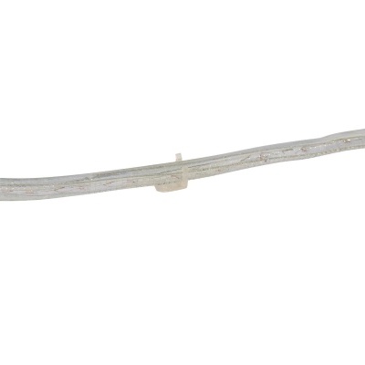 Cabo elétrico cinza com clipe plástico sobre fundo branco