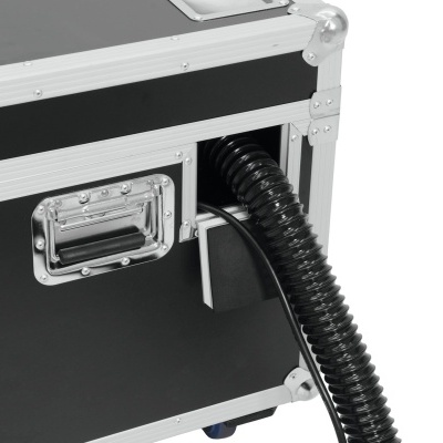 Mala rígida preta com reforços metálicos e mangueira flexível preta.