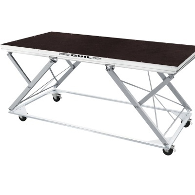 Mesa elevatória metálica com tampo preto e rodas