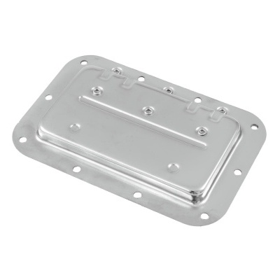 tampa metálica retangular prateada com furações