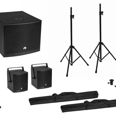 Conjunto de som com subwoofer, dois altifalantes, tripés, cabos e bolsas pretas para transporte.