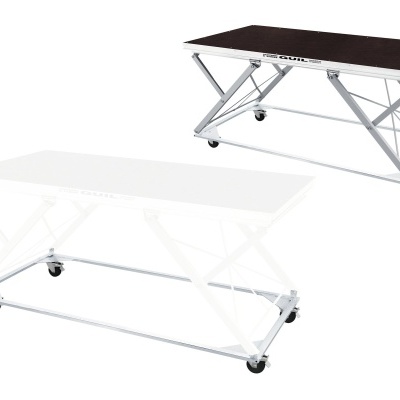 Mesa elevatória retangular com tampo castanho escuro e estrutura metálica cinza