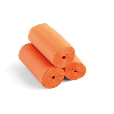 Três rolos de sacos de plástico laranja empilhados sobre fundo branco