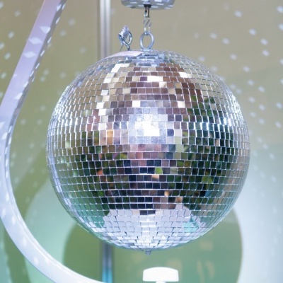 Globo espelhado disco numa estrutura branca curva