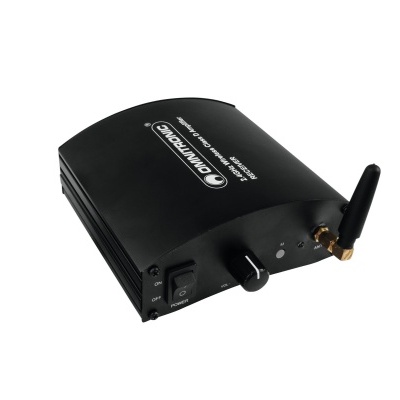 Dispositivo eletrônico preto com antena e botões sobre fundo branco