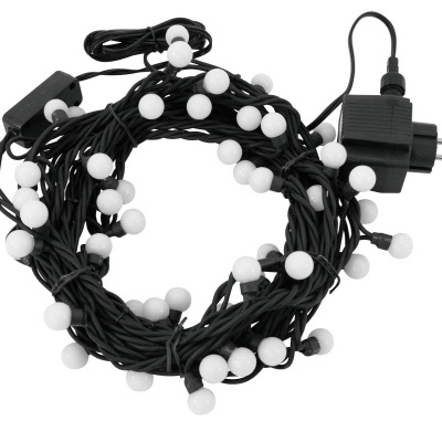 Luzes de Natal em cordão com luzes brancas e ficha elétrica.