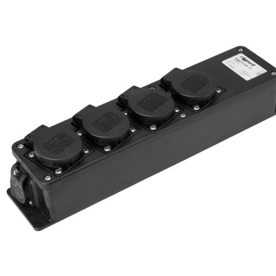 Tomadas elétricas industriais em caixa preta com quatro saídas