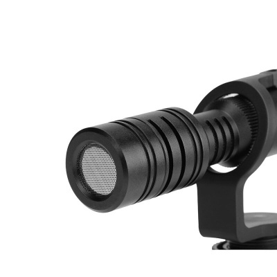 Microfone direcional preto montado em suporte