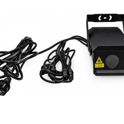 Projetor laser preto com cabo e etiqueta amarela em fundo branco