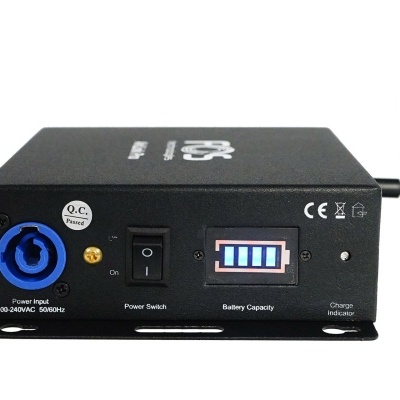 Dispositivo eletrônico preto com antena, painel frontal com interruptor, indicador de bateria e entrada de energia