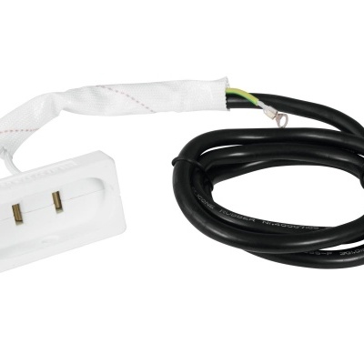 Cabo elétrico com ficha branca e cabo preto enrolado