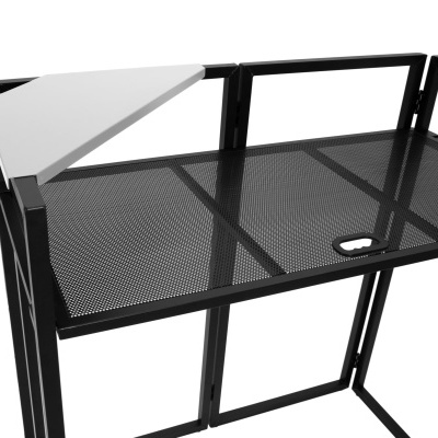 Estante metálica preta com prateleira de malha e canto de madeira clara