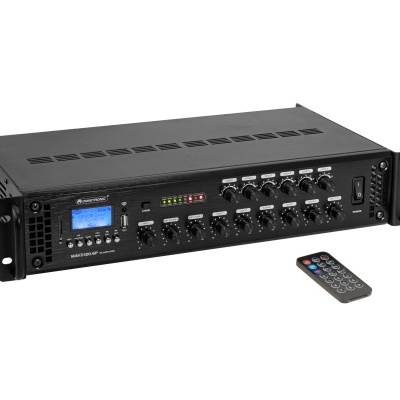 Amplificador de som preto com visor azul e comando remoto preto.