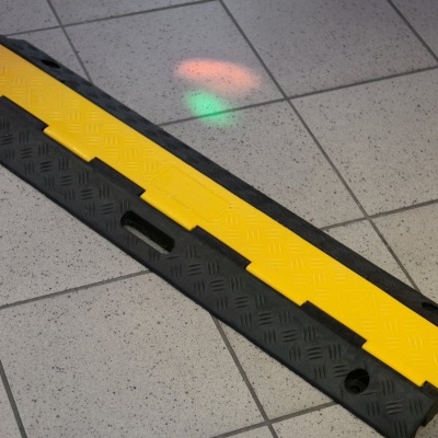 Rampa de borracha preta e amarela antiderrapante no chão de azulejos cinzentos