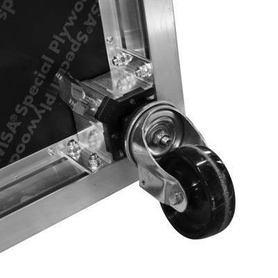 Roda preta em estrutura metálica prateada com cantoneiras reforçadas