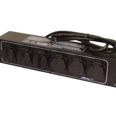 Regua de tomadas elétrica preto metal com seis tomadas e cabo de alimentação