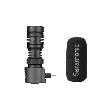 Microfone direcional preto Saramonic com suporte e espuma protetora preta com texto Saramonic em branco