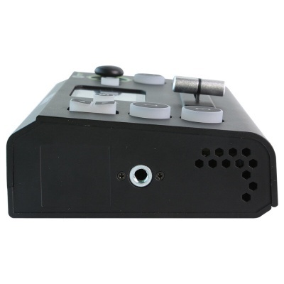 Dispositivo eletrónico preto com botões brancos e pretos e entrada para jack de áudio