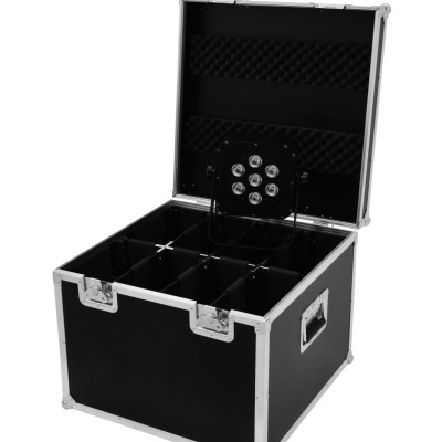 Mala preta rígida com tampa aberta mostrando compartimentos internos e luz LED