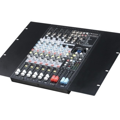 Mesa de mistura de áudio preta com botões e entradas em fundo branco