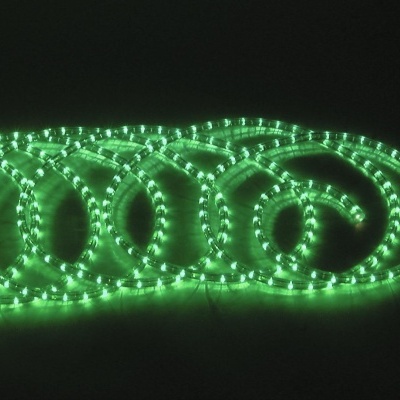 Cordão luminoso LED verde desenrolado em superfície escura