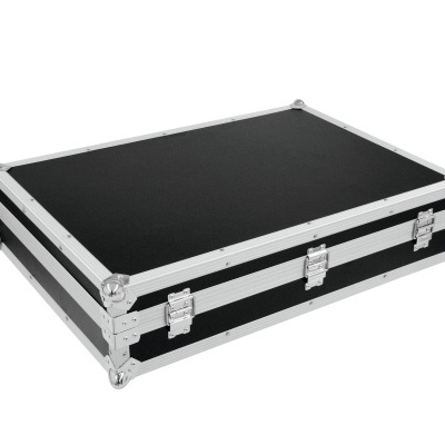 Mala de transporte rígida preta com estrutura metálica prateada