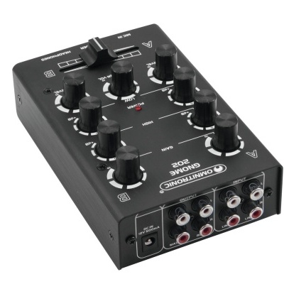 Mixer de áudio preto Omnitronic Gnome 502 com botões e conectores RCA